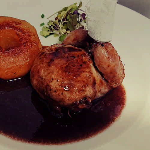 Codornices rellenas, salsa al chocolate y manzanas caramelizadas