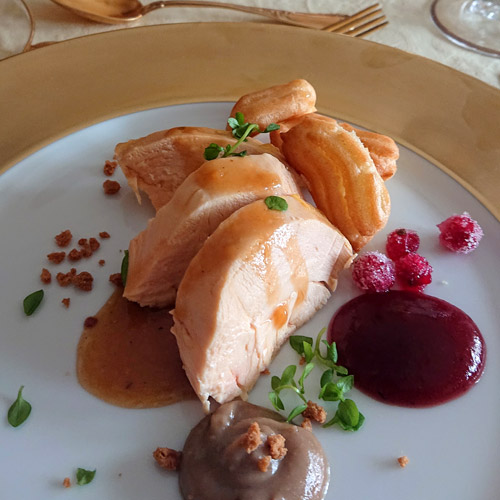 Pularda a las uvas con èclairs de manzana, lombarda a la sidra Salsa de uvas, salsa de frambuesa y pure de patata y castaña